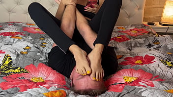 Gadis Asia Dominan Menginjak Dan Menaklukkan Pria Dengan Kaki Seksi