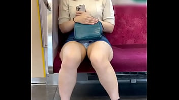 Gadis Tiongkok Pamer Celana Dalam Di Kereta Dengan Gaya Menggoda