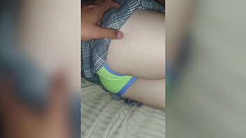 Ibu dan anak baju biru