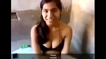 Gadis Desi Panas Melepaskan Pakaian Dengan Menggoda