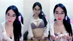 Amerlita Si Cantik Berkacamata Dengan Tubuh Seksi Yang Menggoda