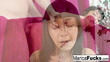 Pelayan Asia Seksi Membersihkan Batang Tebal Majikannya