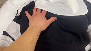 Pelayan Hotel Arab Menggoda Tamu Di Kamar Dengan Memek Sempitnya Yang Menggairahkan