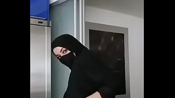 Perempuan Berhijab Montok Dengan Payudara Berisi Menggoda Saat Menanggalkan Pakaian