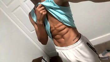 Sedang Menuju Gym, Ada Yang Mau Nemenin Latihan Bareng?