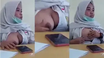 Gadis Sma Berhijab Pamer Payudara Montok Di Dalam Kelas