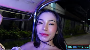 Gadis Thailand Montok Dengan Payudara Besar Palsu Yang Imut Dipungut Dan Bermain Dengan Kucingnya Menggunakan Vaginanya
