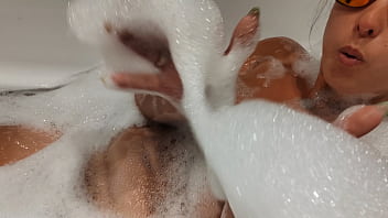 Mandi Bareng Adik Tiri Seksi Yang Kulitnya Kecokelatan Usai Liburan Dari Turki