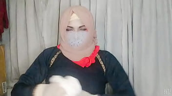 Gadis Berhijab Mengikat Diri Dengan Nafsu