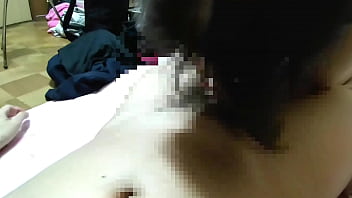Tangan Lembut Ibu Rumah Tangga Paruh Baya Menggoda Batangmu, Lalu Menghisapnya Dalam-dalam Hingga Kamu Meledak Di Mulutnya