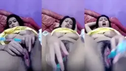 Gadis Seksi Menggoda Mengocok Kontolnya