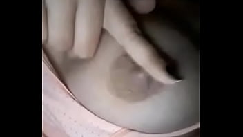 Gadis Desi Memamerkan Payudara Panasnya