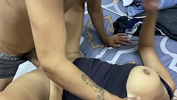 Mi Padrastro Me Seduce En El Cuarto De Mi Madre, Traicionándola Conmigo Sin Respetar Límites.