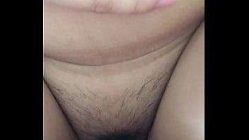 Istri Tersenyum Menggoda Saat Kakinya Terbuka Lebar Untuk Dimasuki