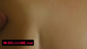 Sang Kakak Tiri Yang Nakal Menawarkan Pijatan Panas Demi Meraba Tubuh Seksi Adik Tirinya Yang Menggoda