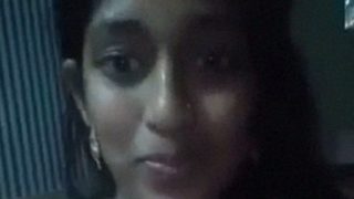 Gadis Bengali Seksi Dengan Tubuh Menggoda Memamerkan Kemolekannya Dan Bermain Sendiri