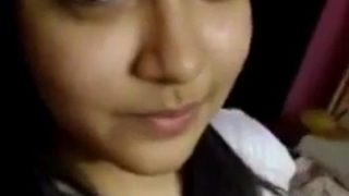 Gadis India Memamerkan Payudaranya Dalam Adegan Solo Telanjang