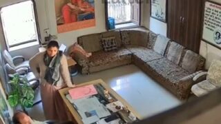 Kepala Sekolah Dihisap Di Ruang Kerjanya Dalam Video Porno India Yang Viral