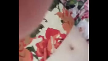 Gadis Tionghoa Berpose Seksi Di Depan Kamera