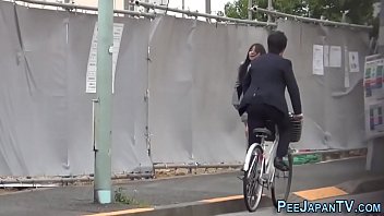 Pelacur Jepang Buang Air Kecil Di Alam Terbuka