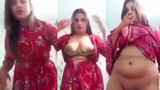 Gadis Seksi Menggoda Pacarnya Dengan Memperlihatkan Payudara Dan Pantatnya Dalam Tarian Striptis
