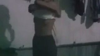 Video Kamera Tersembunyi Pembantu Desi Mandi Telanjang