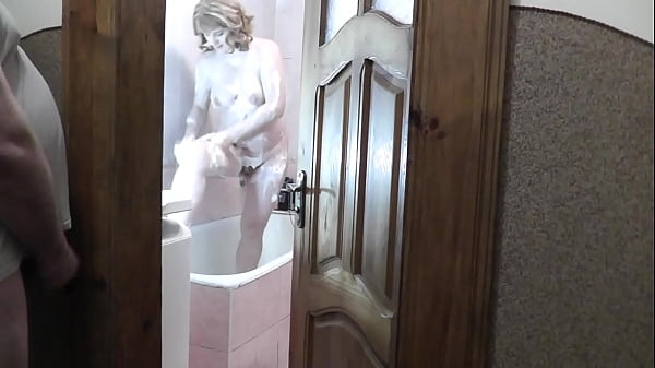Putri Tiriku Mandi, Ayah Tiriku Mengintip, Merangsang Batangnya Dan Memancarkan Air Maninya Di Bawah Pintu Kamar Mandi.