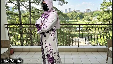 Istri Berhijab Genit Yang Haus Perselingkuhan, Kami Bertemu Di Koridor Kampus Yang Sepi