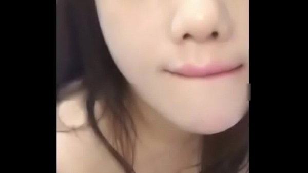 Remaja Tionghoa Cantik Menggoda Dengan Mulut Sensual