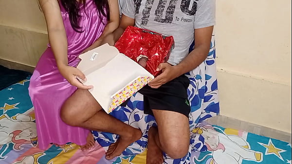 Ibu Tiri India Dapat Kejutan Kue Spesial Di Hari Ulang Tahun Dengan Suara Mesra Hindi