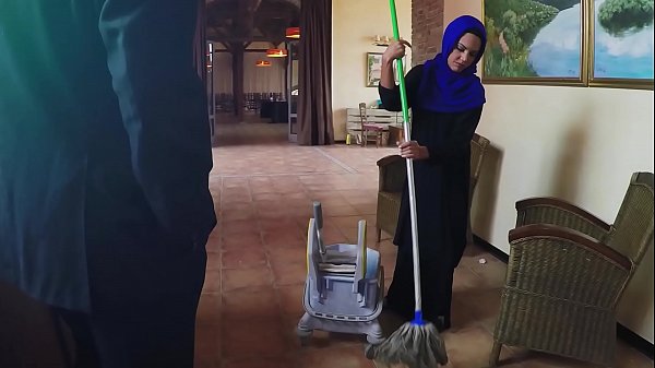 Pekerjaan Kotor: Tukang Kebun Miskin Dijebak Atasan Dengan Uang Ekstra Untuk Layanan Seks