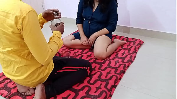 भारतीय अश्लील हिंदी आवाज़ में: सौतेली बहन को शराब पिलाकर रात भर ज़ोर-ज़बरदस्ती से चोदना
