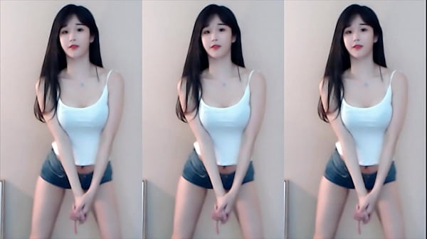 Cô Gái Trung Quốc Mặc áo Hai Dây Phóng Mình Trên Tàu Lượn Siêu Tốc