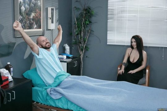 Audrey Bitoni Mengatasi Insomnia Dengan Mulut Yang Tak Kenal Lelah