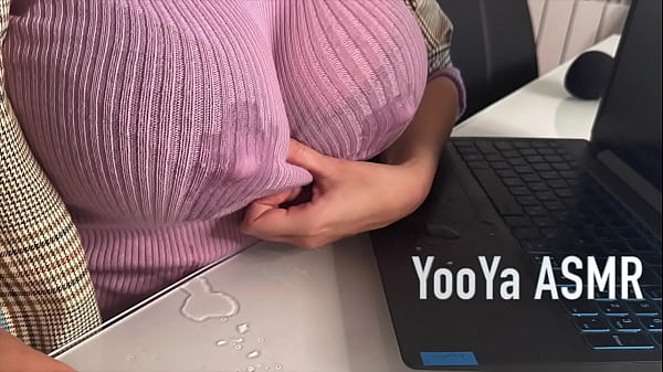 Ibu Tiri Menggoda Anak Tirinya Di Kantor, Memamerkan Puting Susu Dan Memberikan Handjob Penuh Nafsu