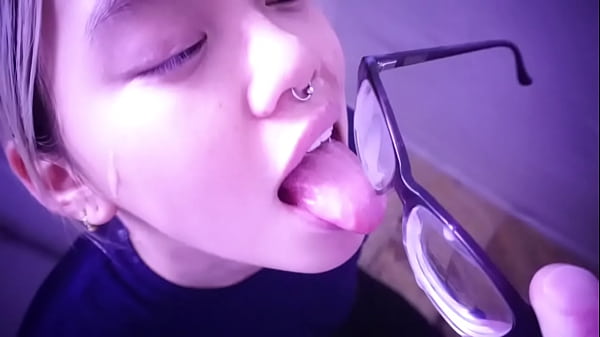Budak Asia Nunggu Tuannya; Dia Jilat Bekas Sperma Di Kacamatanya. Tonton Video Lengkapnya Di Sabelarsene.com