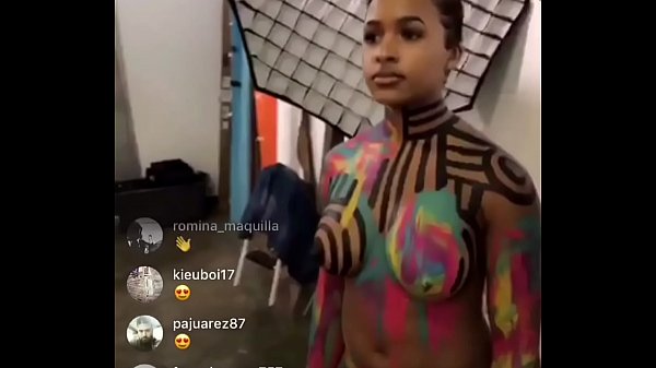 Tetesan Payudara Tak Sengaja Saat Siaran Langsung Instagram