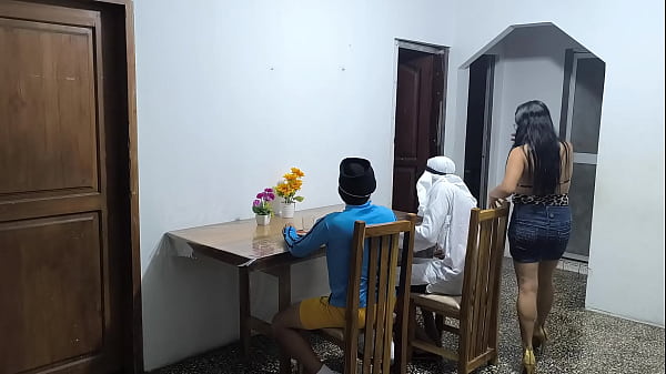 Seorang Latino Dan Teman Arabnya Berkunjung Bisnis Ke Kolombia! Si Latino Yang Bergairah Menggila Merasuki Pelayan Yang Melayani Mereka.