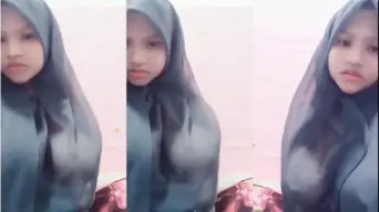 Cewek Berjilbab Hitam Tobrut Memamerkan Utingnya Yang Menggoda