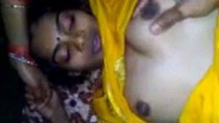 Pelayan Saree Sutra Kuning Bercinta