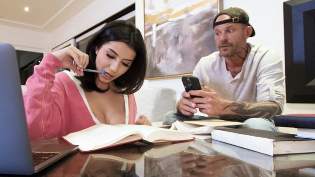 Roxie Sinner Dan Scott Nails: Adu Birahi Saat Orang Tua Pergi