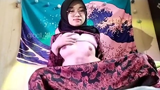 Ukhti Berjilbab Tergairah Terekam Video Mesum Menggapai Kenikmatan