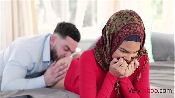 Maya Farrell: Adik Tiri Perawan Berkerudung Yang Kuseruduki