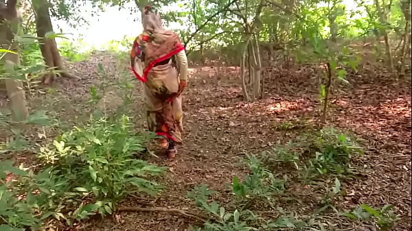Malam Natal Liar Di Hutan Dengan Radhika Yang Menggoda