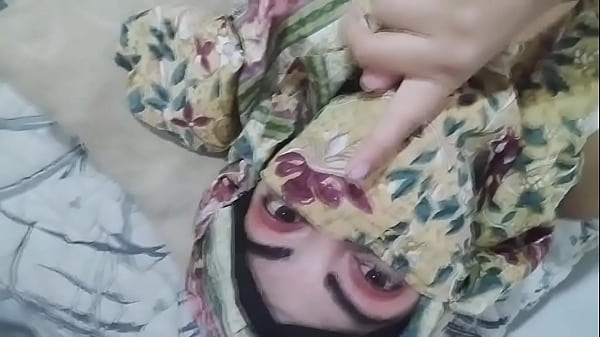 Istri Arab Berjilbab Tua Yang Bergairah Mengocok Memek Basah Sampai Muncrat Saat Suami Sedang Sholat Di Ruang Lain