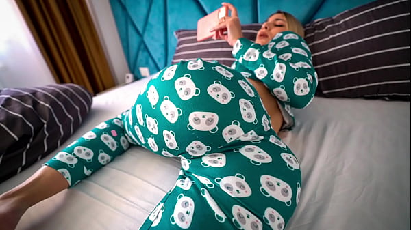 Kakak Tiri Ketahuan Nonton Film Porno, Lalu Kusurga Sampai Klimaks Dan Merengek Minta Dikasih Penuh Dalam-dalam.
