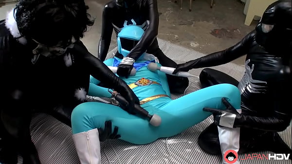 Gadis Jepang Berseragam Biru Angkasa Berguling-guling Dengan Mainan Seks Tanpa Sensor.