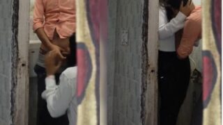 Bocah Kuliahan Umur 18 Tahun Ngocok Di Toilet, Bibir Basah Ngegigit Kontol.