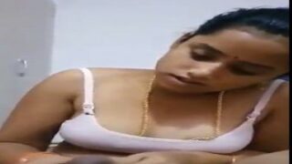 Istri Rumahan Di Chennai Menggoda Dengan Aksi Tangan Panas