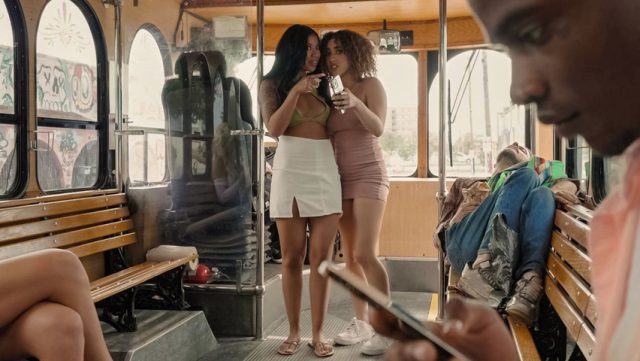 Ngentot Bareng Di Bis Umum – Threesome Liar Penuh Nafsu